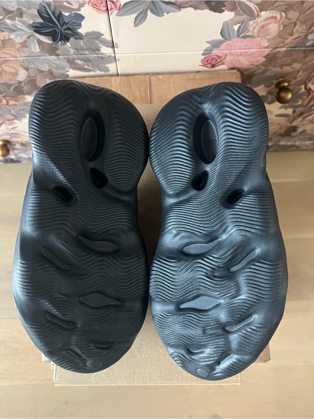 Yeezy Foam Runners in Black 7 NIB - Picture 6 of 7